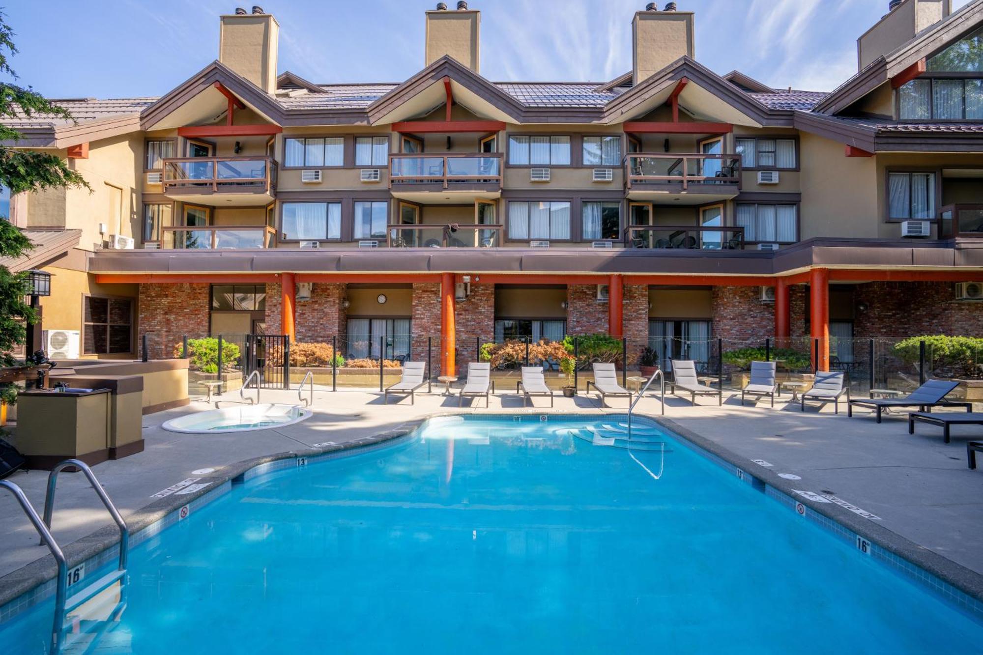 Whistler Village Inn & Suites Extérieur photo