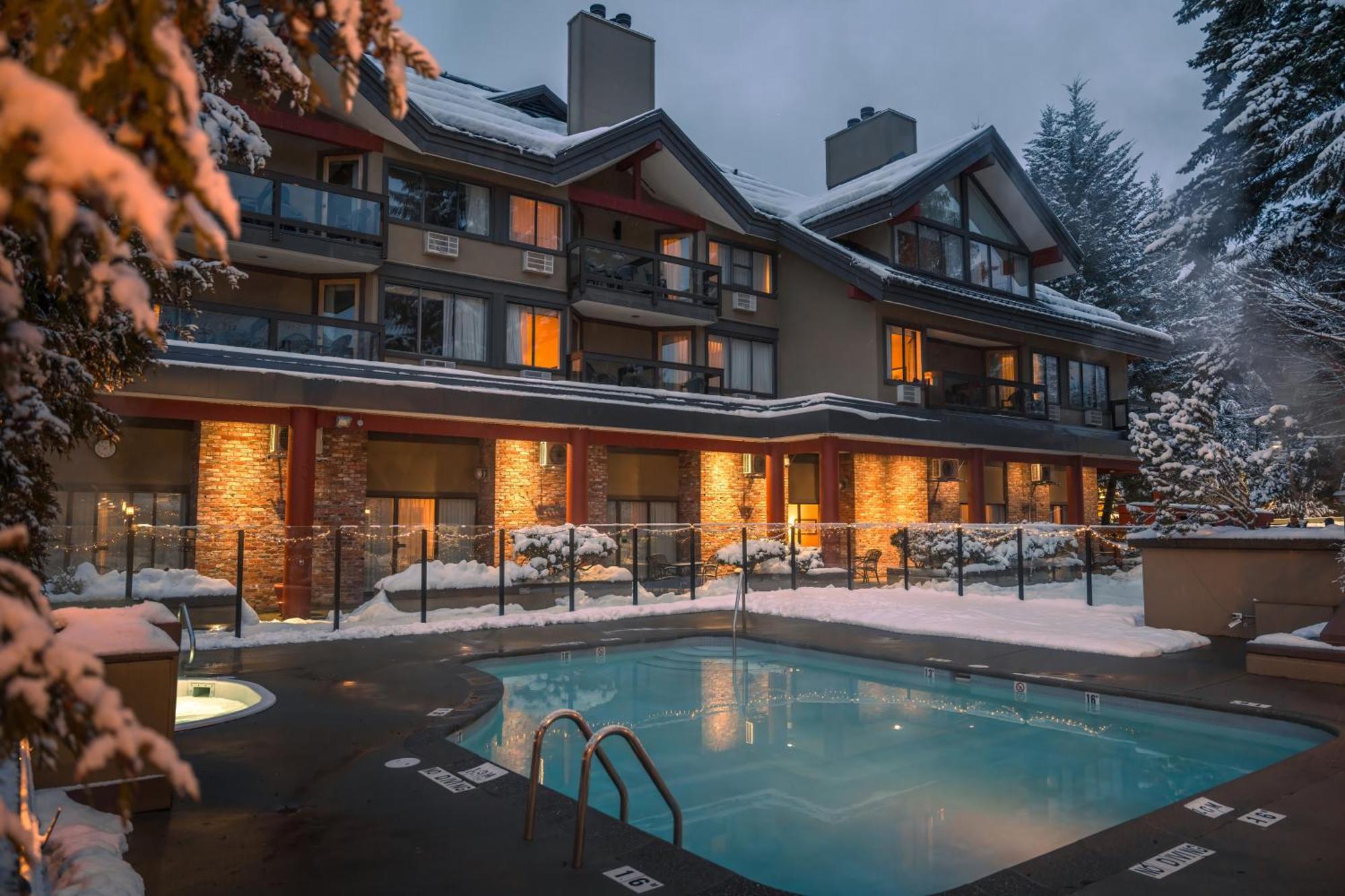 Whistler Village Inn & Suites Extérieur photo